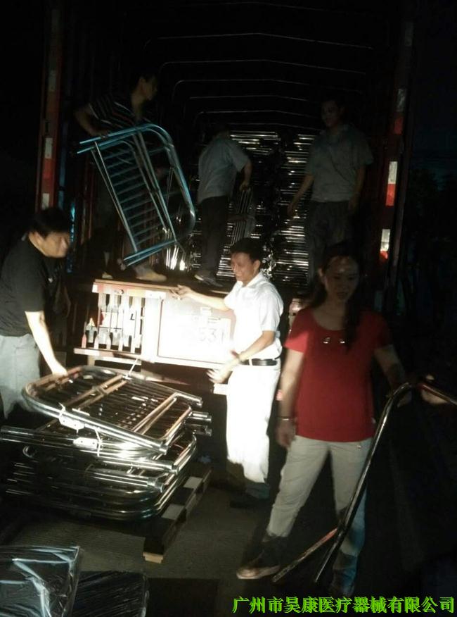 不銹鋼醫(yī)療床病床裝車